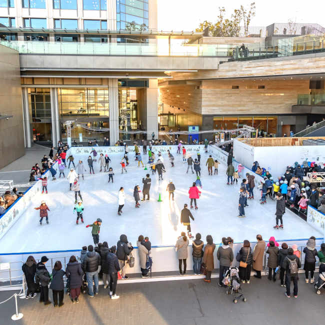 毎年大人気の本物の氷を楽しめる期間限定の屋外スケートリンクがオープン