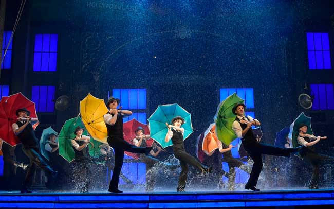「SINGIN' IN THE RAIN ～雨に唄えば～」日本公演舞台写真（撮影：阿部章仁）
