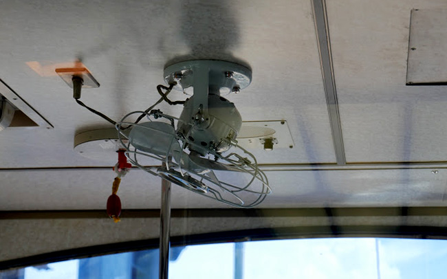 運転台の扇風機。今は冷房がついているそうですが、こういう扇風機は、昭和の列車の香りが漂ってきます。
